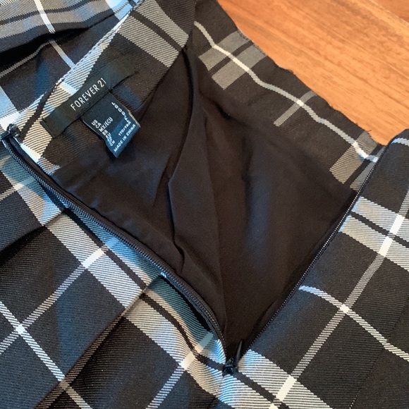 NWOT 90’s inspired Pleated Skirt - Picture 4 of 7